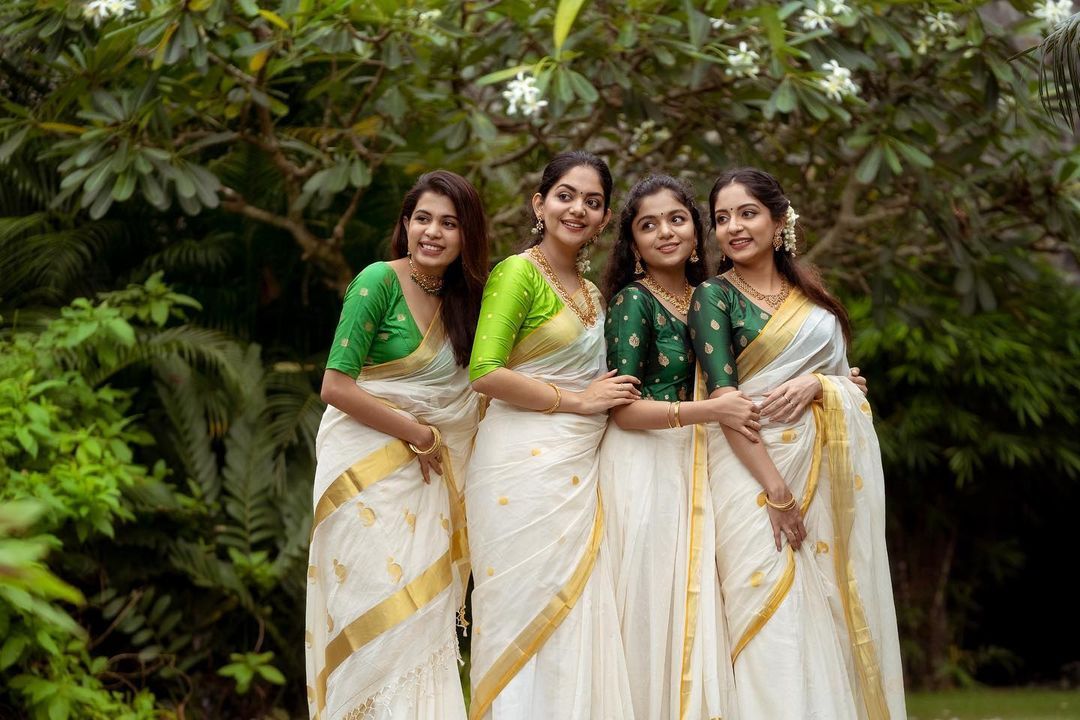 അഹാനയുടെയും കുടുംബത്തിന്‌റെയും ഓണം ഫോട്ടോഷൂട്ട് പൊളിച്ചു, വൈറല്‍ ചിത്രങ്ങള്‍ കാണാം