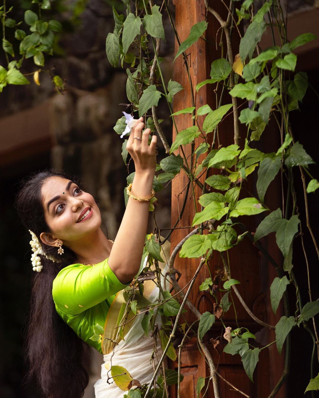 അഹാനയുടെയും കുടുംബത്തിന്‌റെയും ഓണം ഫോട്ടോഷൂട്ട് പൊളിച്ചു, വൈറല്‍ ചിത്രങ്ങള്‍ കാണാം