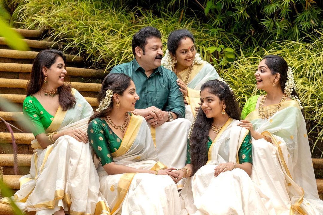 അഹാനയുടെയും കുടുംബത്തിന്‌റെയും ഓണം ഫോട്ടോഷൂട്ട് പൊളിച്ചു, വൈറല്‍ ചിത്രങ്ങള്‍ കാണാം