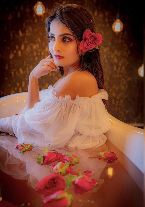 బాత్‌టబ్‌లో తడిసిన అందాలతో అనన్య నాగళ్ల రచ్చ: తెలుగు పిల్లను ఇంత ఘాటుగా ఎప్పుడూ చూసుండరు!