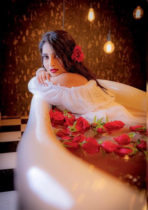 బాత్‌టబ్‌లో తడిసిన అందాలతో అనన్య నాగళ్ల రచ్చ: తెలుగు పిల్లను ఇంత ఘాటుగా ఎప్పుడూ చూసుండరు!