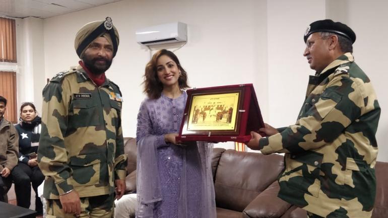 Independence Day 2021 Special: When Aishwarya Rai, Akshay Kumar & Other B-town Stars Met BSF Soldiers
