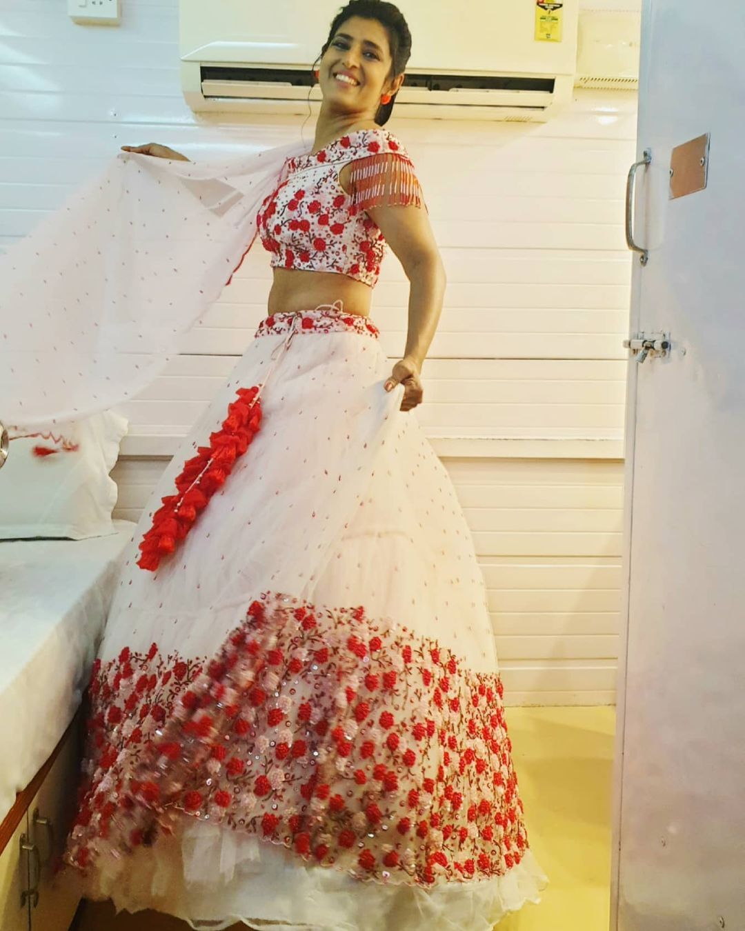  இளம் ஹீரோயின்களுக்கு டஃப் கொடுக்கும் கஸ்தூரி... பாவாடை ஜாக்கெட்டில் கலக்கல் போட்டோ ஷூட்!