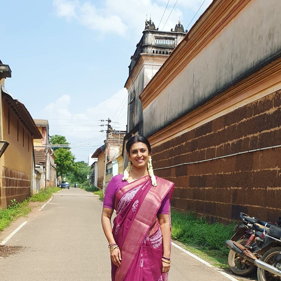  இளம் ஹீரோயின்களுக்கு டஃப் கொடுக்கும் கஸ்தூரி... பாவாடை ஜாக்கெட்டில் கலக்கல் போட்டோ ஷூட்!