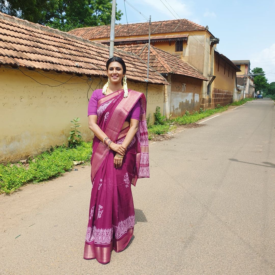  இளம் ஹீரோயின்களுக்கு டஃப் கொடுக்கும் கஸ்தூரி... பாவாடை ஜாக்கெட்டில் கலக்கல் போட்டோ ஷூட்!