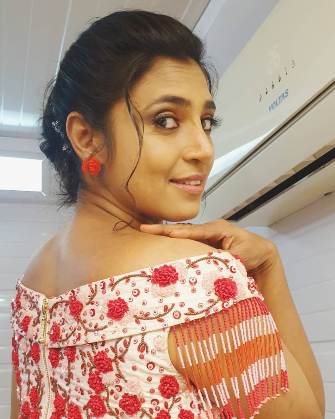  இளம் ஹீரோயின்களுக்கு டஃப் கொடுக்கும் கஸ்தூரி... பாவாடை ஜாக்கெட்டில் கலக்கல் போட்டோ ஷூட்!