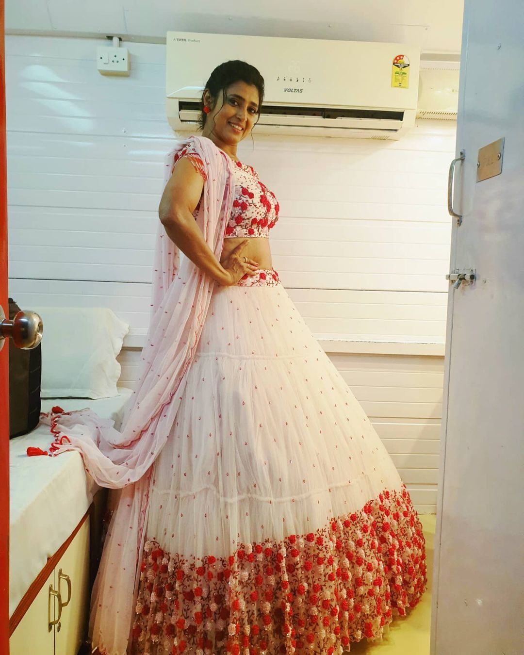  இளம் ஹீரோயின்களுக்கு டஃப் கொடுக்கும் கஸ்தூரி... பாவாடை ஜாக்கெட்டில் கலக்கல் போட்டோ ஷூட்!