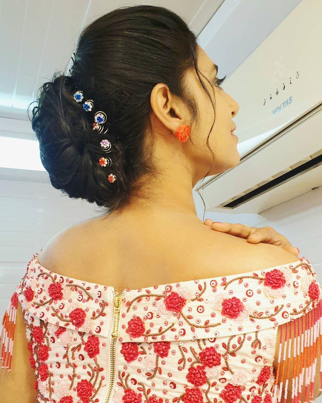  இளம் ஹீரோயின்களுக்கு டஃப் கொடுக்கும் கஸ்தூரி... பாவாடை ஜாக்கெட்டில் கலக்கல் போட்டோ ஷூட்!