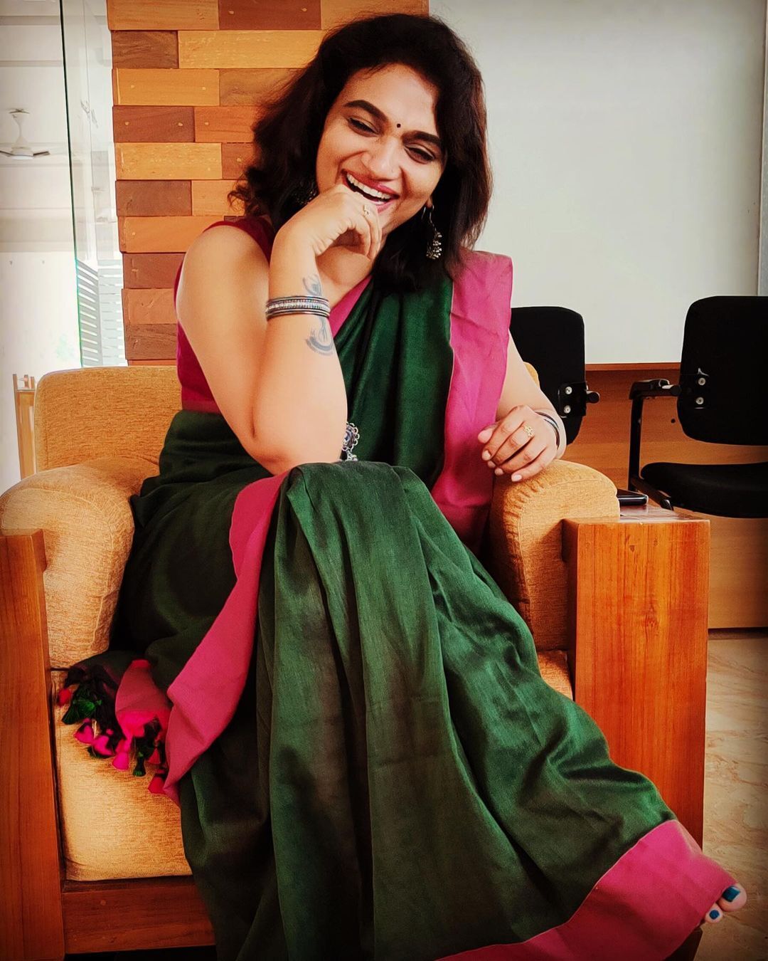 നീലസാരിയില്‍ ഗ്ലാമറസായി കൃഷ്ണ പ്രഭ; കലക്കന്‍ എന്ന് സോഷ്യല്‍ മീഡിയ