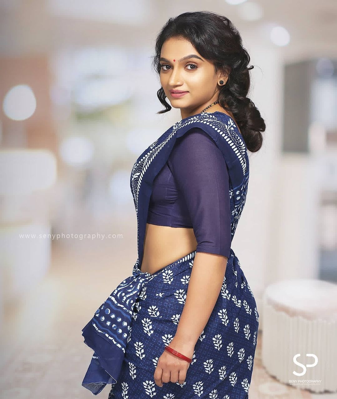 നീലസാരിയില്‍ ഗ്ലാമറസായി കൃഷ്ണ പ്രഭ; കലക്കന്‍ എന്ന് സോഷ്യല്‍ മീഡിയ