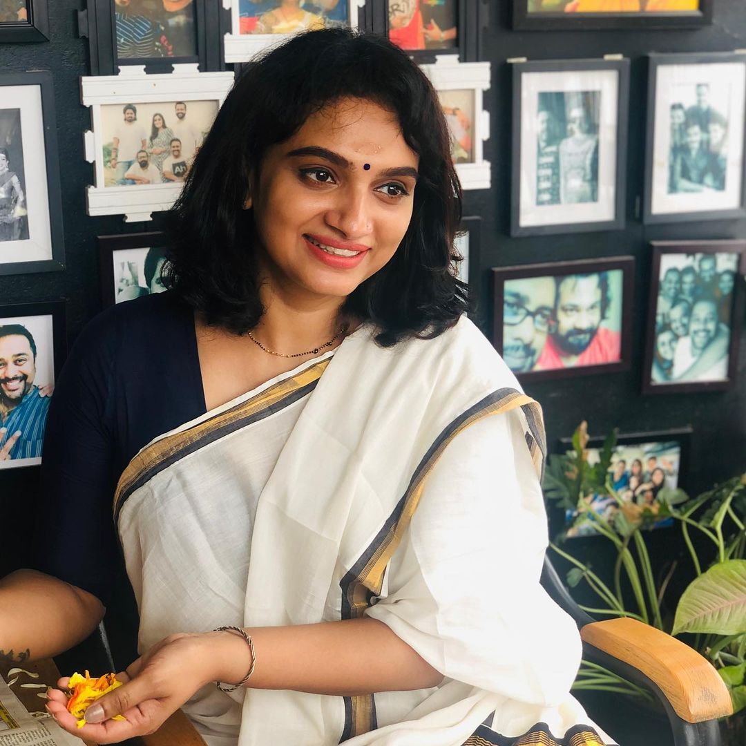 നീലസാരിയില്‍ ഗ്ലാമറസായി കൃഷ്ണ പ്രഭ; കലക്കന്‍ എന്ന് സോഷ്യല്‍ മീഡിയ