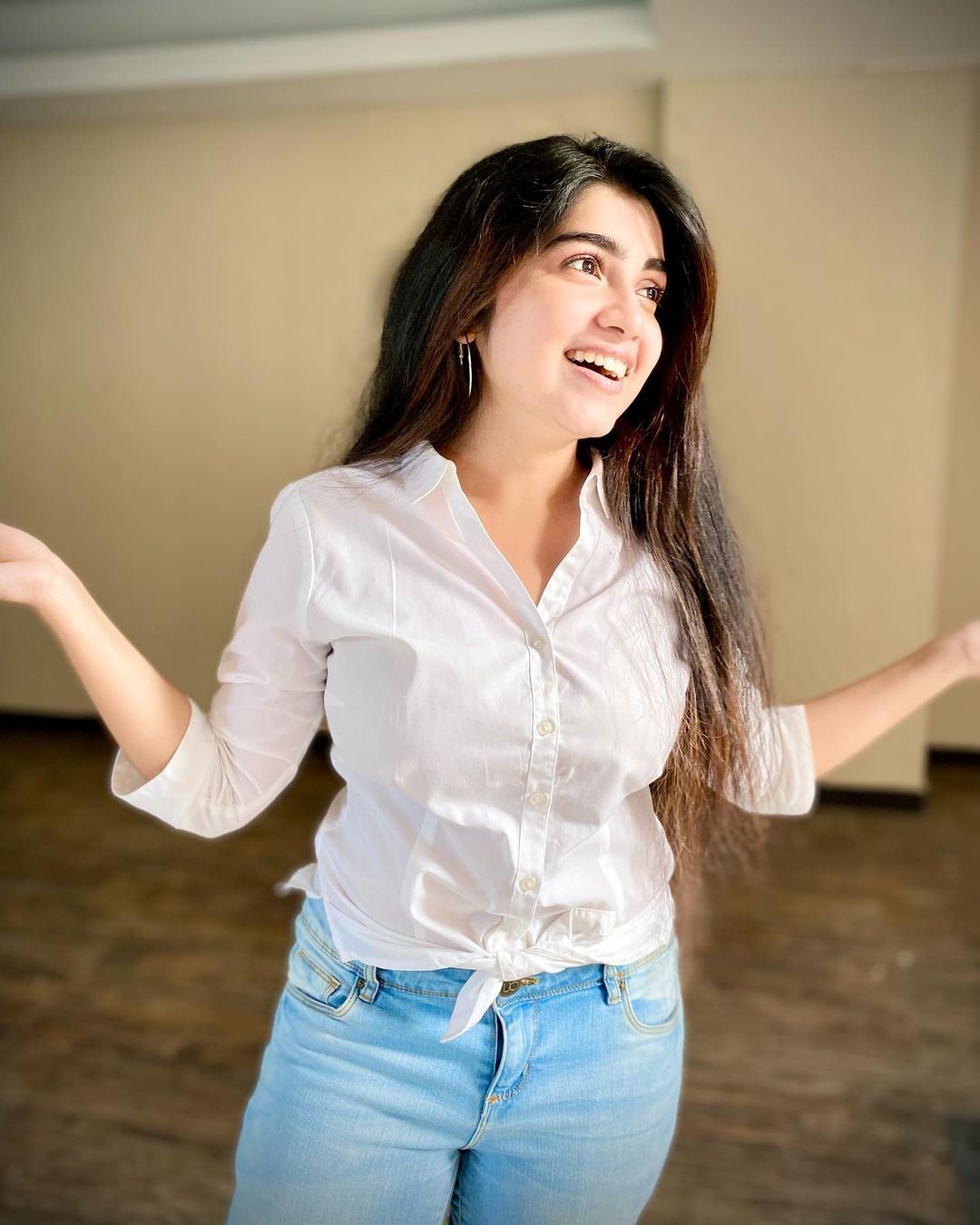 സിമ്പിള്‍ ലുക്കില്‍ ചിരി വിടര്‍ത്തി മാനസ; മനസ് നിറയ്ക്കും ചിത്രങ്ങള്‍