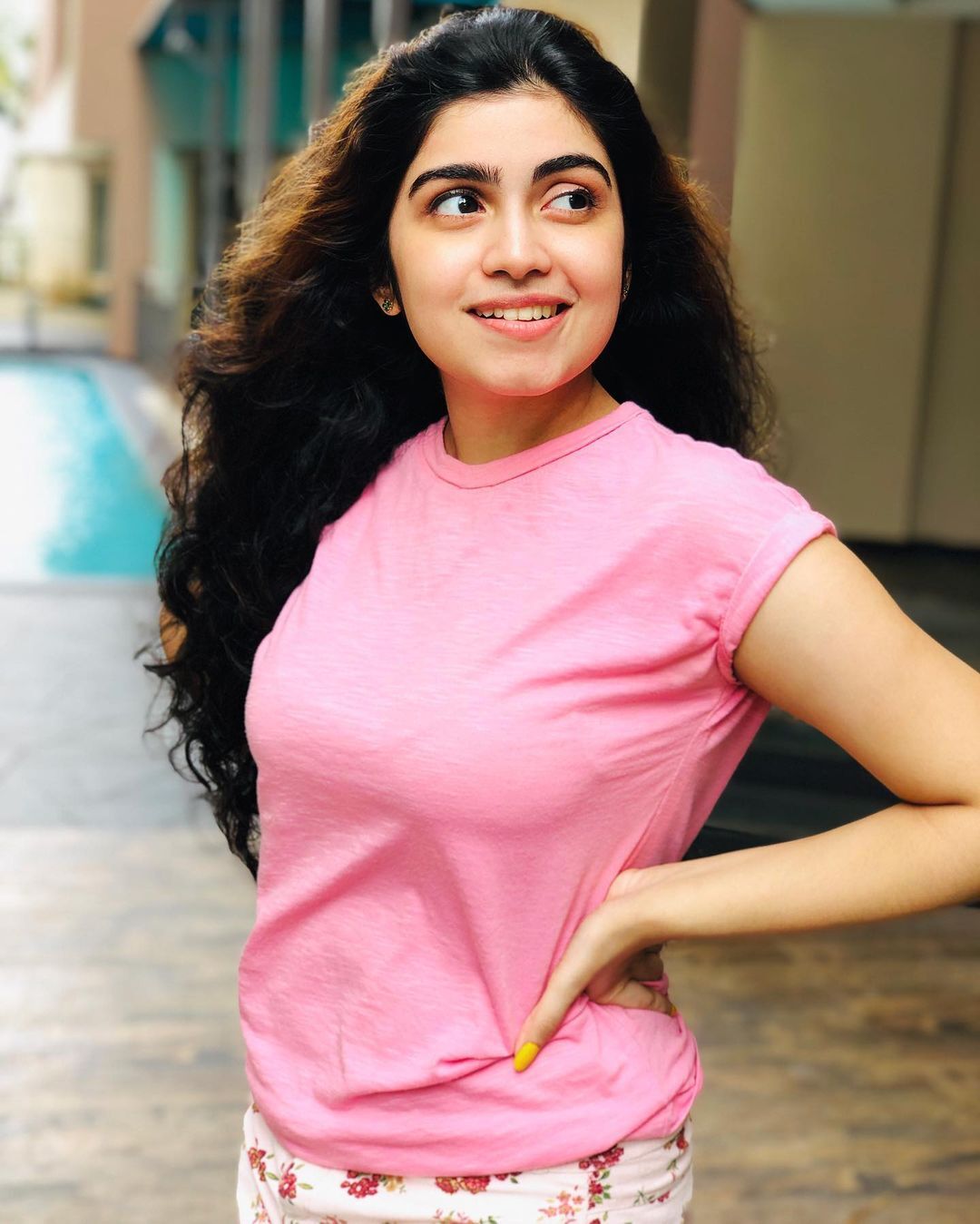 സിമ്പിള്‍ ലുക്കില്‍ ചിരി വിടര്‍ത്തി മാനസ; മനസ് നിറയ്ക്കും ചിത്രങ്ങള്‍