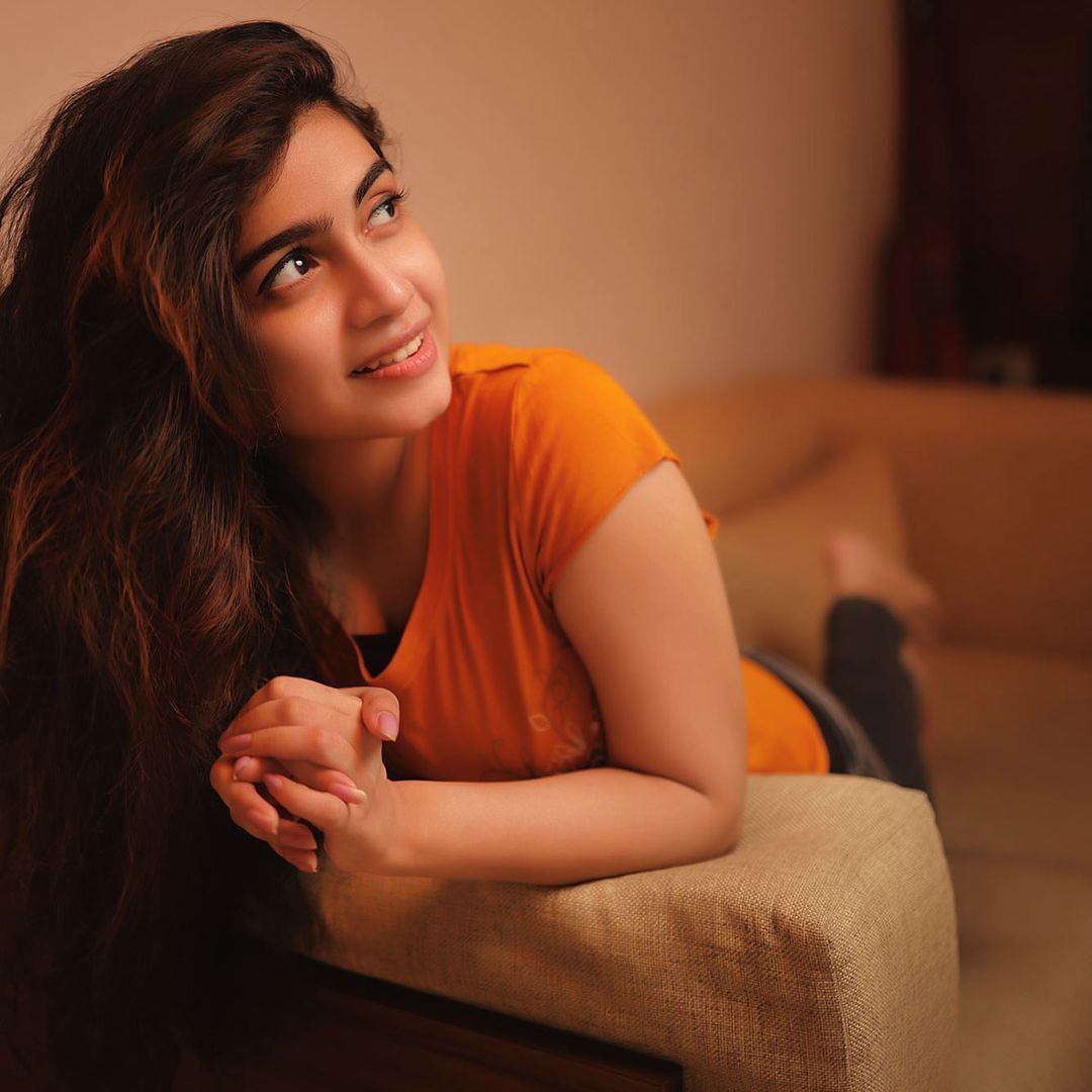 സിമ്പിള്‍ ലുക്കില്‍ ചിരി വിടര്‍ത്തി മാനസ; മനസ് നിറയ്ക്കും ചിത്രങ്ങള്‍