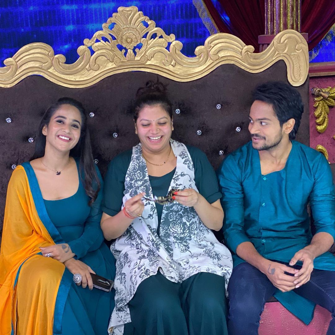 Bigg Boss Telugu Contestant Natraj Master భార్య నీతూ సీమంతం ఫోటోలు.. బుల్లితెర తారలే దిగివచ్చి!  