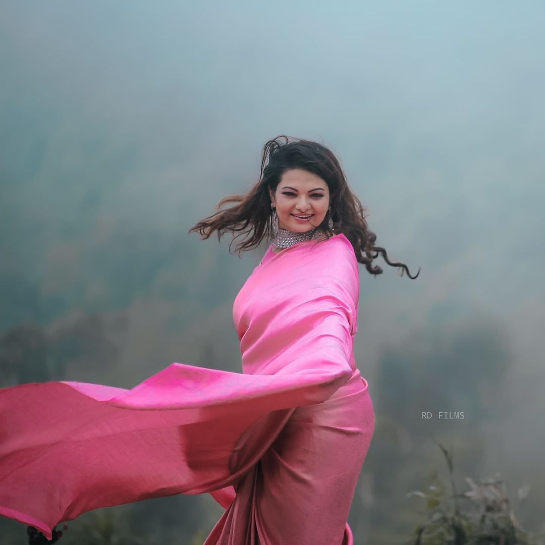 ഭര്‍ത്താവിനൊപ്പം സാന്ദ്ര തോമസിന്‌റെ മനോഹര ചിത്രങ്ങള്‍, കാണാം