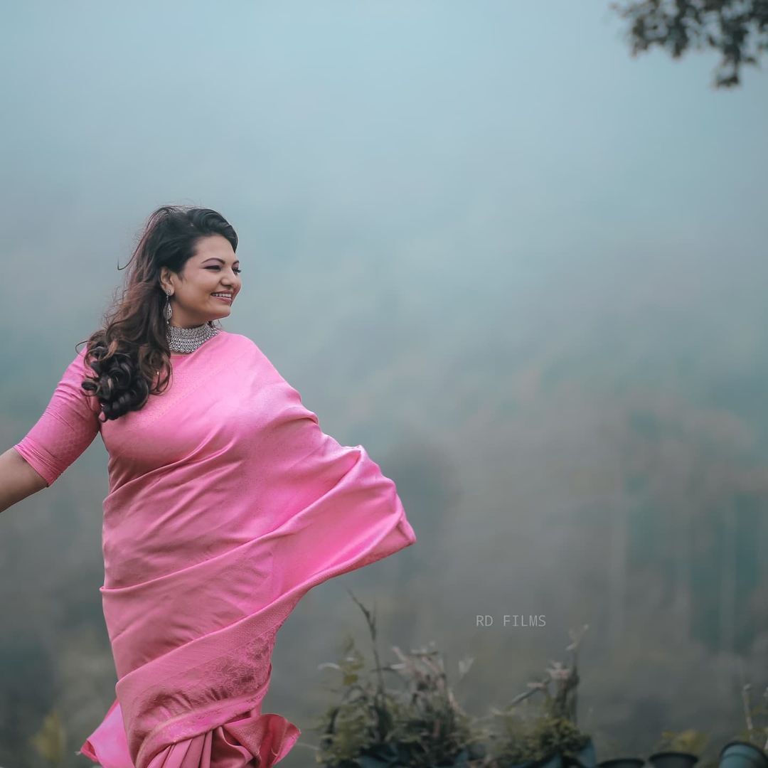 ഭര്‍ത്താവിനൊപ്പം സാന്ദ്ര തോമസിന്‌റെ മനോഹര ചിത്രങ്ങള്‍, കാണാം
