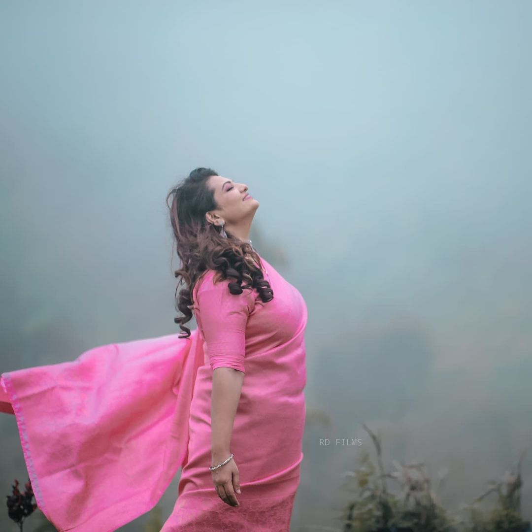 ഭര്‍ത്താവിനൊപ്പം സാന്ദ്ര തോമസിന്‌റെ മനോഹര ചിത്രങ്ങള്‍, കാണാം