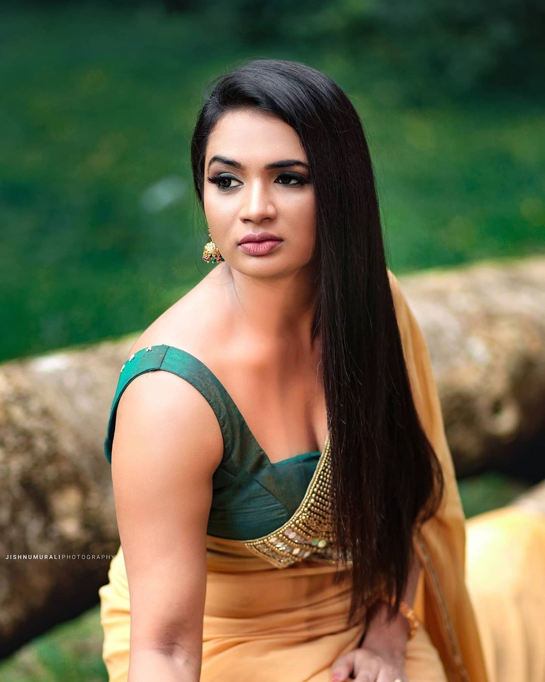 മഞ്ഞ സാരിയില്‍ അതിസുന്ദരിയായി കുടുംബവിളക്കിലെ വേദിക; വില്ലത്തിയല്ല ഹൃദയം കീഴടക്കിയവള്‍