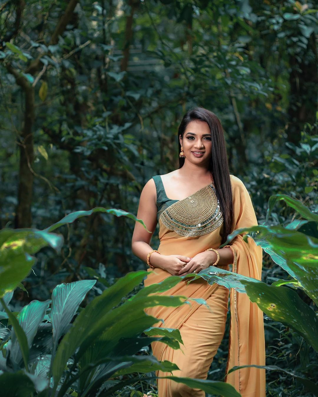 മഞ്ഞ സാരിയില്‍ അതിസുന്ദരിയായി കുടുംബവിളക്കിലെ വേദിക; വില്ലത്തിയല്ല ഹൃദയം കീഴടക്കിയവള്‍