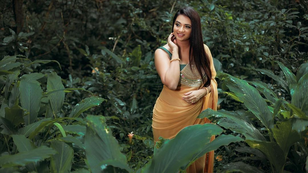 മഞ്ഞ സാരിയില്‍ അതിസുന്ദരിയായി കുടുംബവിളക്കിലെ വേദിക; വില്ലത്തിയല്ല ഹൃദയം കീഴടക്കിയവള്‍