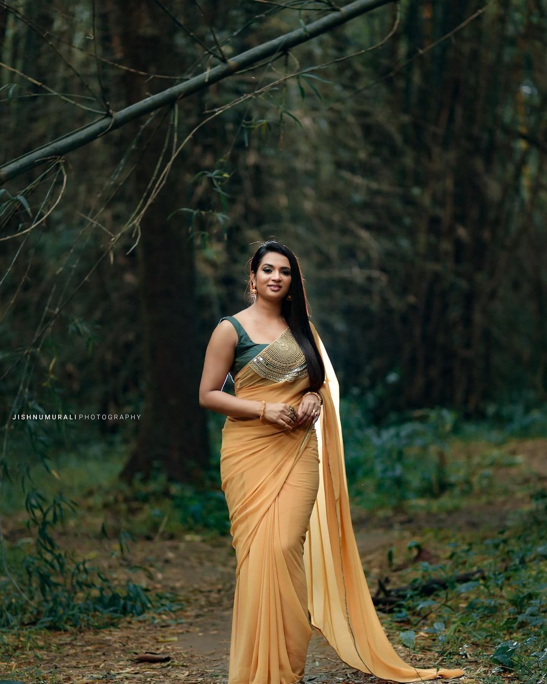 മഞ്ഞ സാരിയില്‍ അതിസുന്ദരിയായി കുടുംബവിളക്കിലെ വേദിക; വില്ലത്തിയല്ല ഹൃദയം കീഴടക്കിയവള്‍