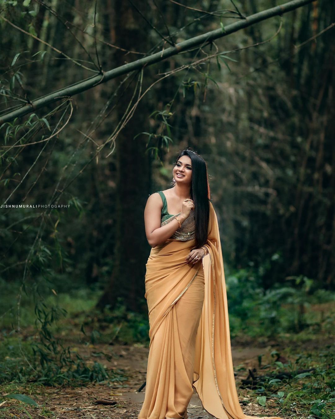 മഞ്ഞ സാരിയില്‍ അതിസുന്ദരിയായി കുടുംബവിളക്കിലെ വേദിക; വില്ലത്തിയല്ല ഹൃദയം കീഴടക്കിയവള്‍