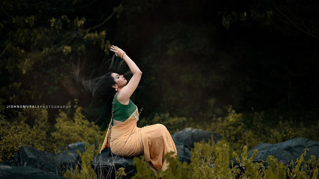 മഞ്ഞ സാരിയില്‍ അതിസുന്ദരിയായി കുടുംബവിളക്കിലെ വേദിക; വില്ലത്തിയല്ല ഹൃദയം കീഴടക്കിയവള്‍