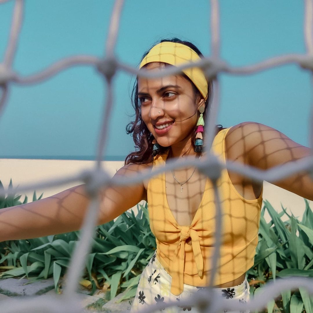  படுமோசமான உடையில் போட்டோ ஷூட் நடத்திய அமலா பால்... திணறும் இன்ஸ்டா!