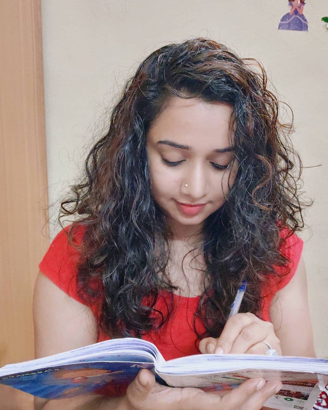 സീരിയൽ ആരാധകരുടെ പ്രിയങ്കരി, നടി  ഗൌരി കൃഷ്ണയുടെ ഫോട്ടോസ് വൈറലാവുന്നു