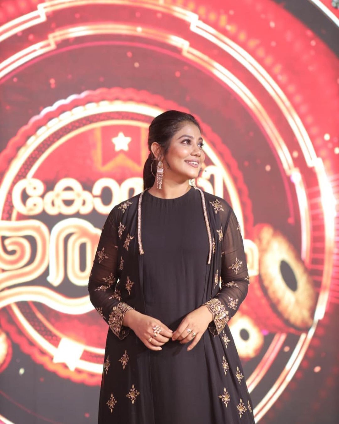 കറുപ്പില്‍ തിളങ്ങി രചന നാരായണന്‍കുട്ടി; അവതാരകയായി തിളങ്ങി താരം