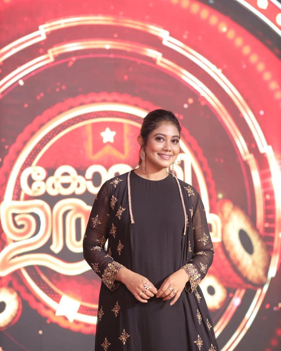 കറുപ്പില്‍ തിളങ്ങി രചന നാരായണന്‍കുട്ടി; അവതാരകയായി തിളങ്ങി താരം