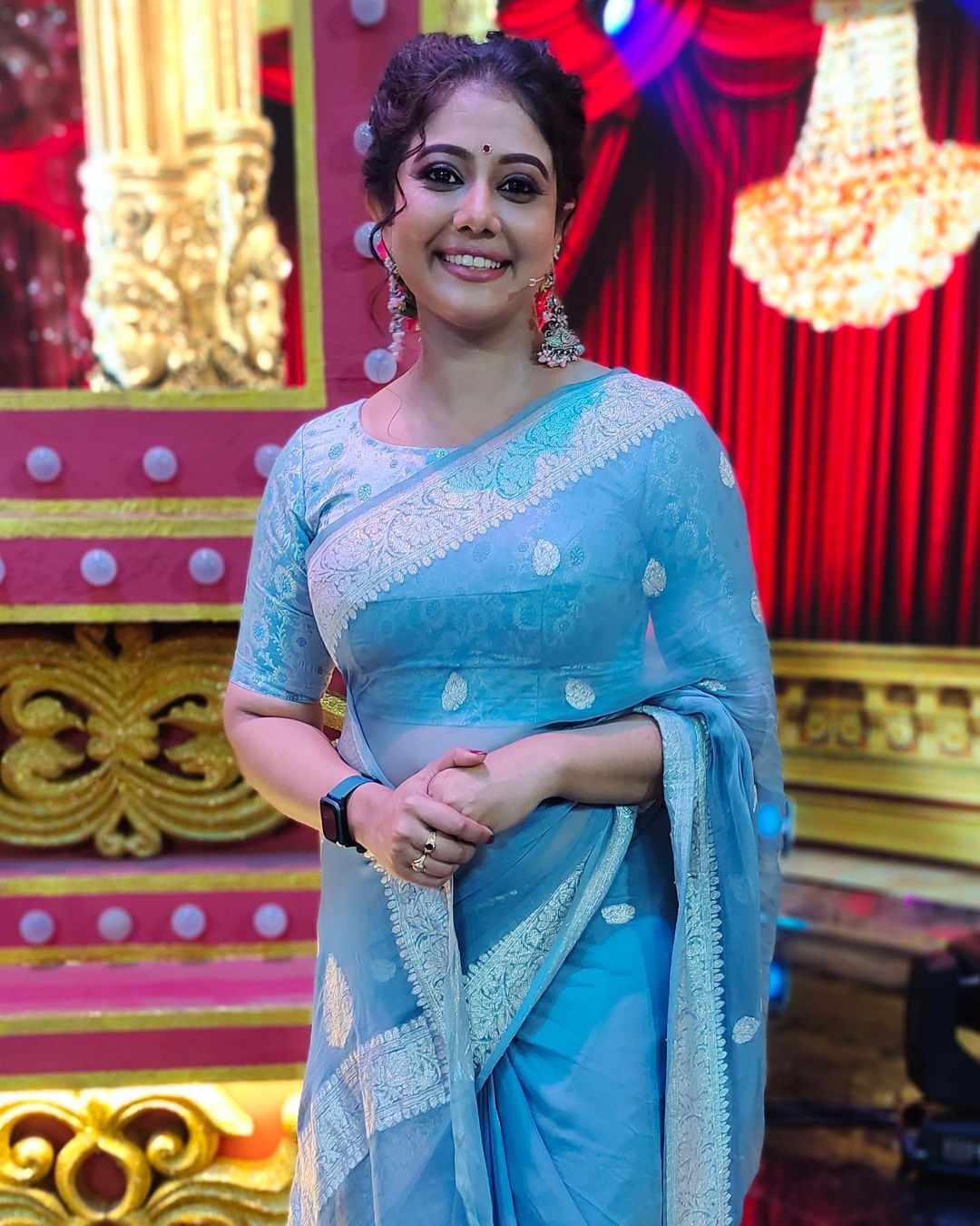കറുപ്പില്‍ തിളങ്ങി രചന നാരായണന്‍കുട്ടി; അവതാരകയായി തിളങ്ങി താരം