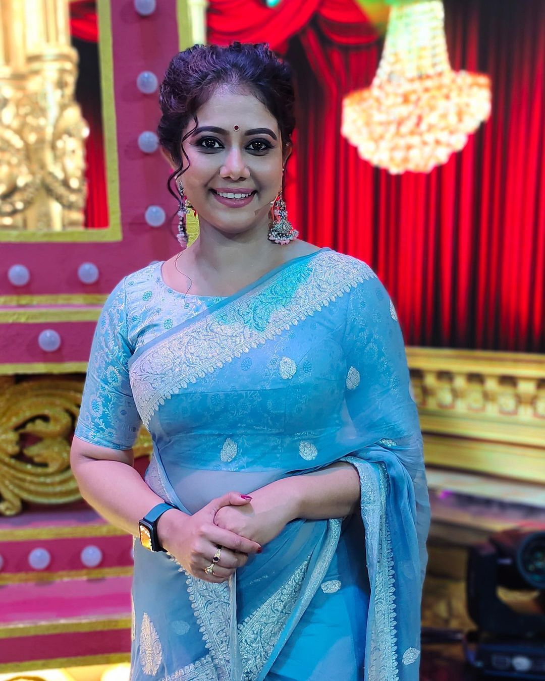 കറുപ്പില്‍ തിളങ്ങി രചന നാരായണന്‍കുട്ടി; അവതാരകയായി തിളങ്ങി താരം
