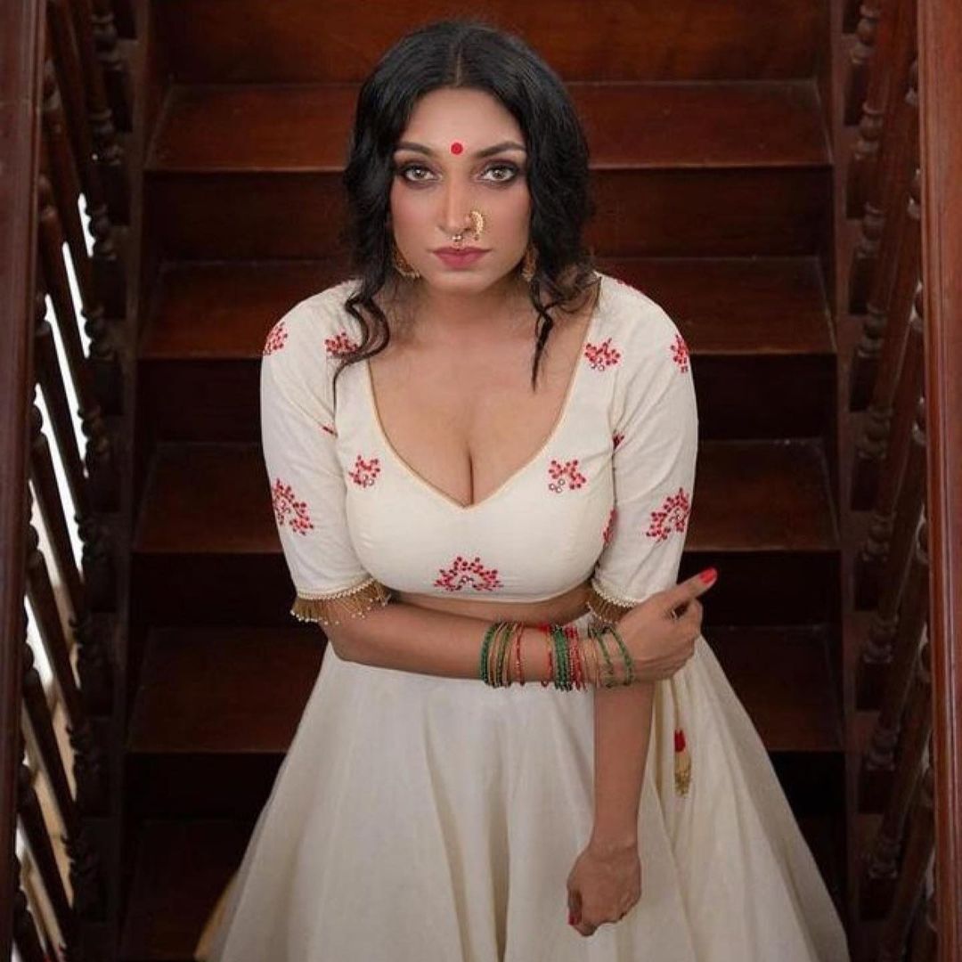 പാവാടയിലും  ബ്ലൗസിലും അതീവ  സ്റ്റൈലീഷായി ഋതു മന്ത്ര,  താരത്തിന്റെ ചിത്രം കാണാം