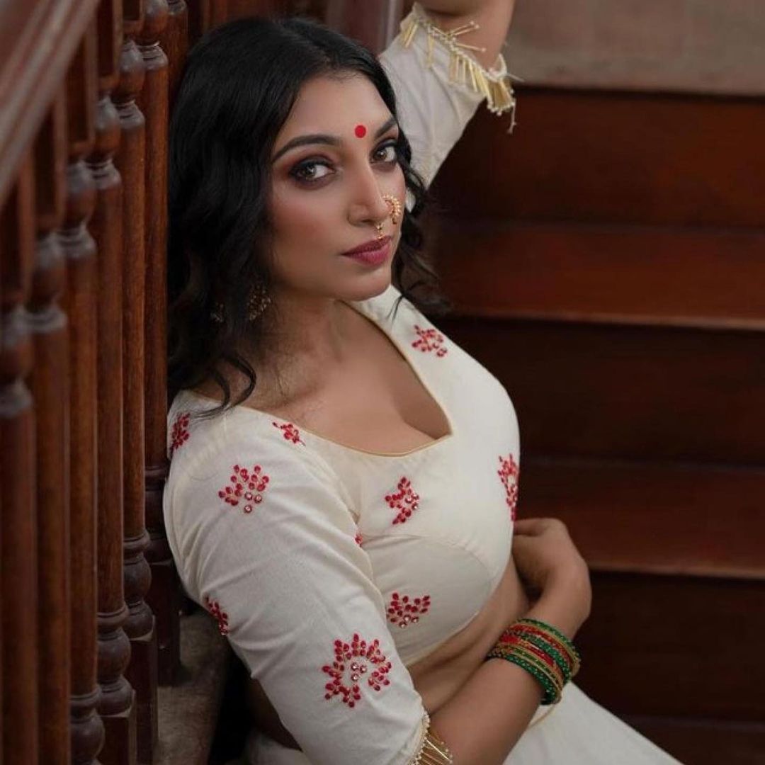 പാവാടയിലും  ബ്ലൗസിലും അതീവ  സ്റ്റൈലീഷായി ഋതു മന്ത്ര,  താരത്തിന്റെ ചിത്രം കാണാം