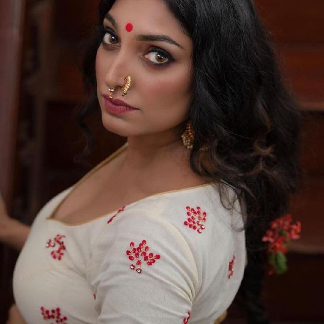 പാവാടയിലും  ബ്ലൗസിലും അതീവ  സ്റ്റൈലീഷായി ഋതു മന്ത്ര,  താരത്തിന്റെ ചിത്രം കാണാം