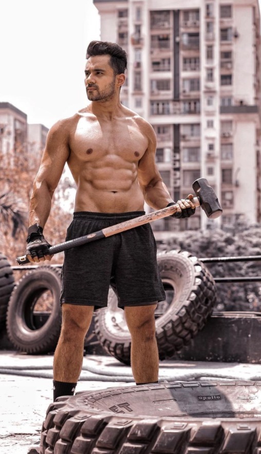 Abhishek Bajaj’s Sexy Shirtless Pictures Prove He Is All-Time Gabru