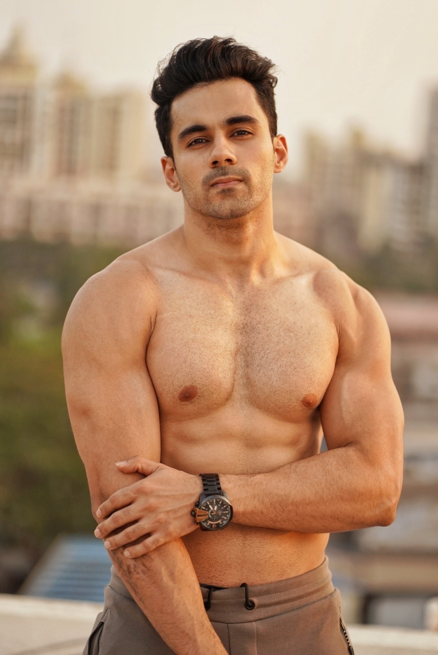 Abhishek Bajaj’s Sexy Shirtless Pictures Prove He Is All-Time Gabru