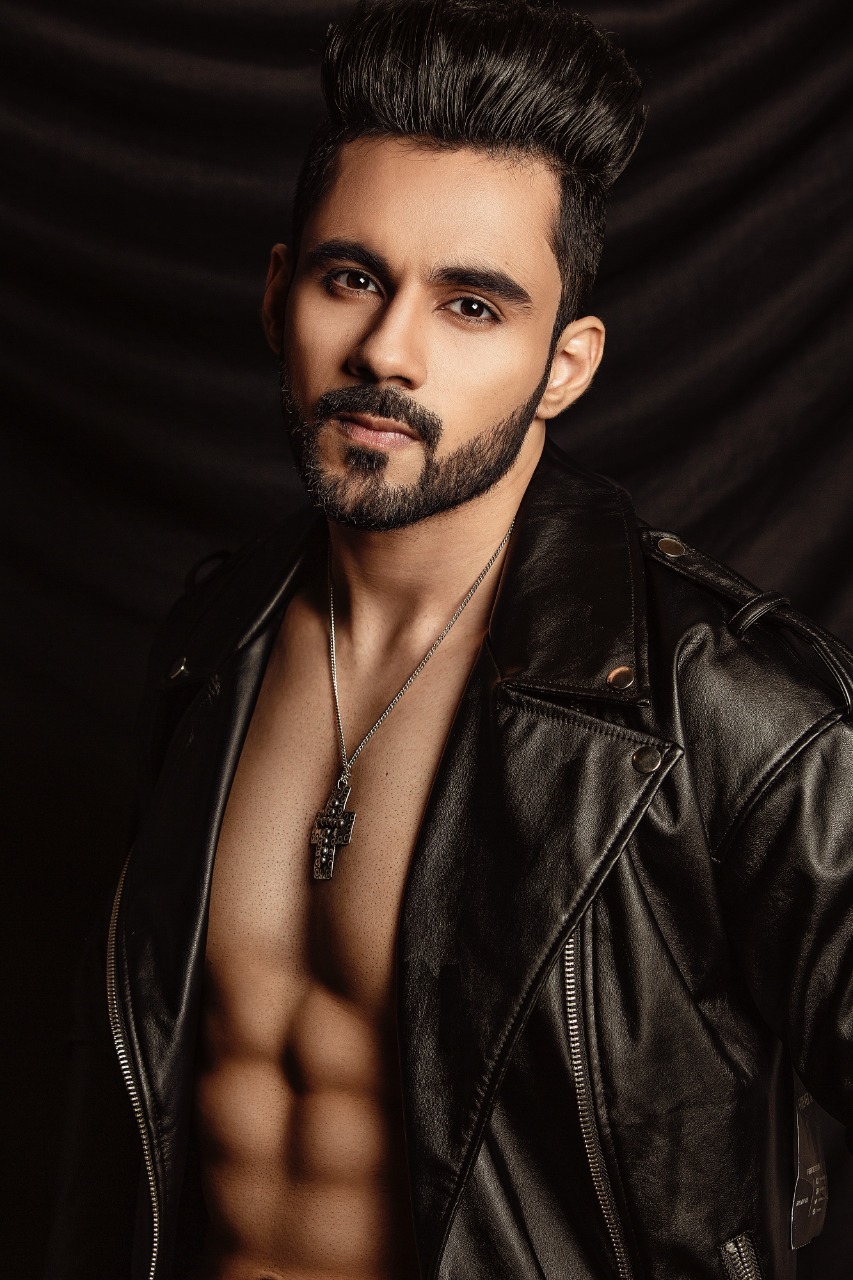 Abhishek Bajaj’s Sexy Shirtless Pictures Prove He Is All-Time Gabru