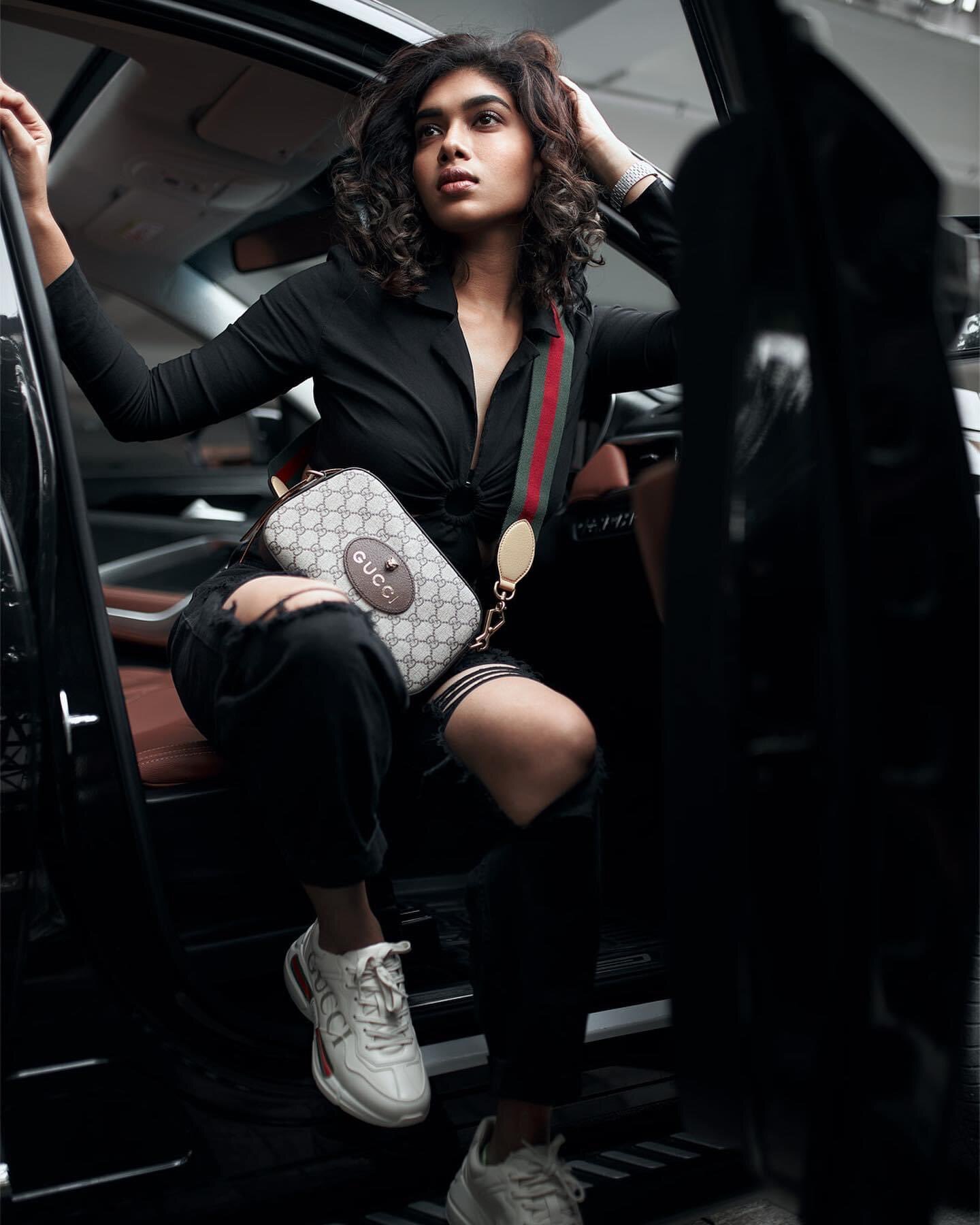  சார்பட்டா பரம்பரை நடிகையா இது... கன்னாபின்னாவென கிழிந்த உடை.. காருக்குள் அமர்ந்தப்படி கலக்கல் போஸ்!