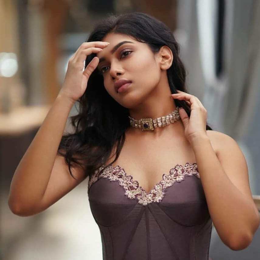  சார்பட்டா பரம்பரை நடிகையா இது... கன்னாபின்னாவென கிழிந்த உடை.. காருக்குள் அமர்ந்தப்படி கலக்கல் போஸ்!