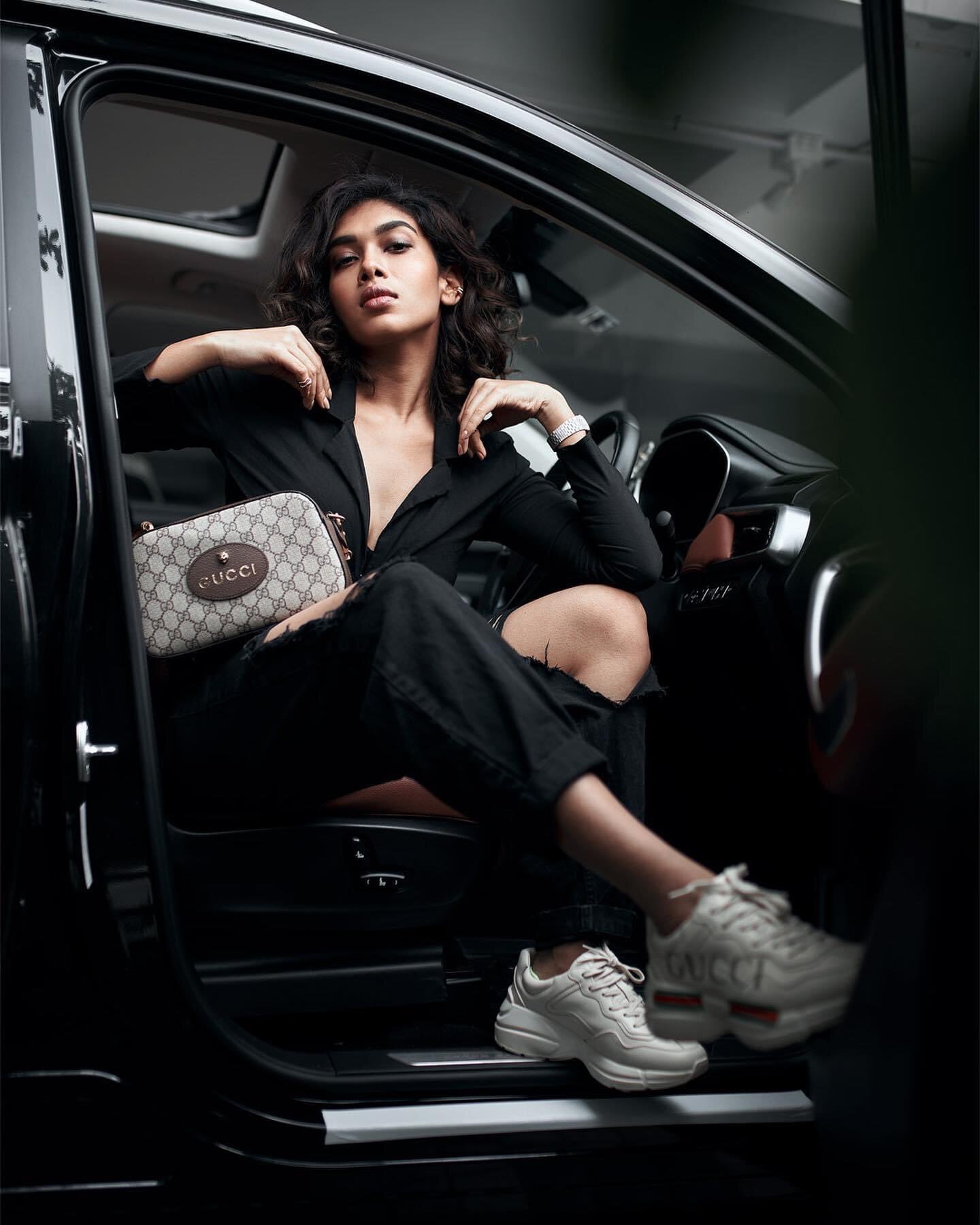  சார்பட்டா பரம்பரை நடிகையா இது... கன்னாபின்னாவென கிழிந்த உடை.. காருக்குள் அமர்ந்தப்படி கலக்கல் போஸ்!