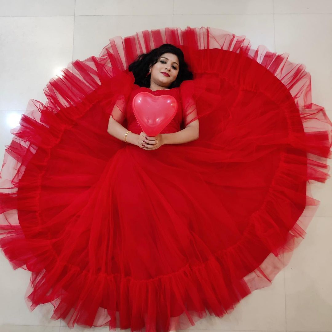 ചുവപ്പിൽ സുന്ദരിയായി  സാന്ത്വനത്തിലെ അപ്പു, ചിത്രങ്ങൾ കാണൂ