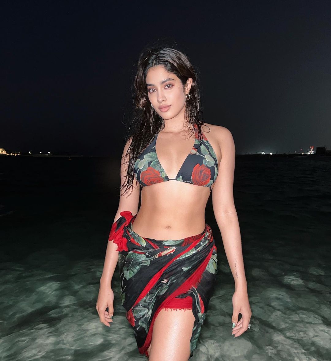 Janhvi Kapoor's New Bikini Pictures From Dubai Are Too Hot To Handle