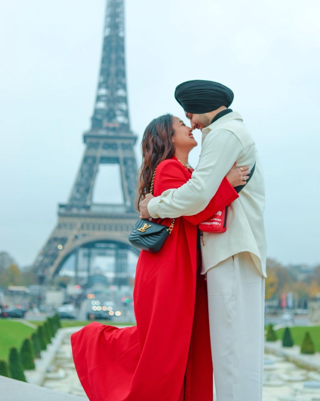 Love In Paris! Neha Kakkar Kisses Rohanpreet Singh in Front Of Eiffel Tower
