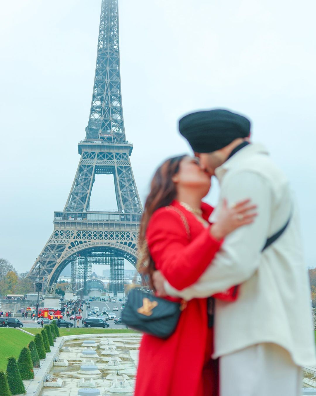 Love In Paris! Neha Kakkar Kisses Rohanpreet Singh in Front Of Eiffel Tower