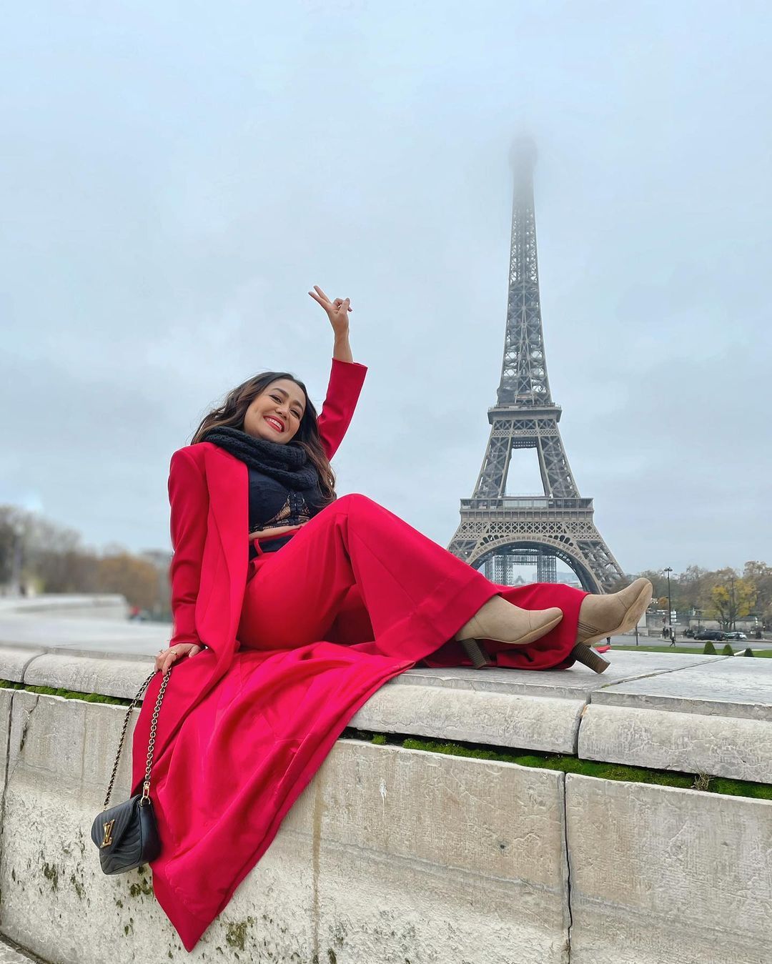 Love In Paris! Neha Kakkar Kisses Rohanpreet Singh in Front Of Eiffel Tower
