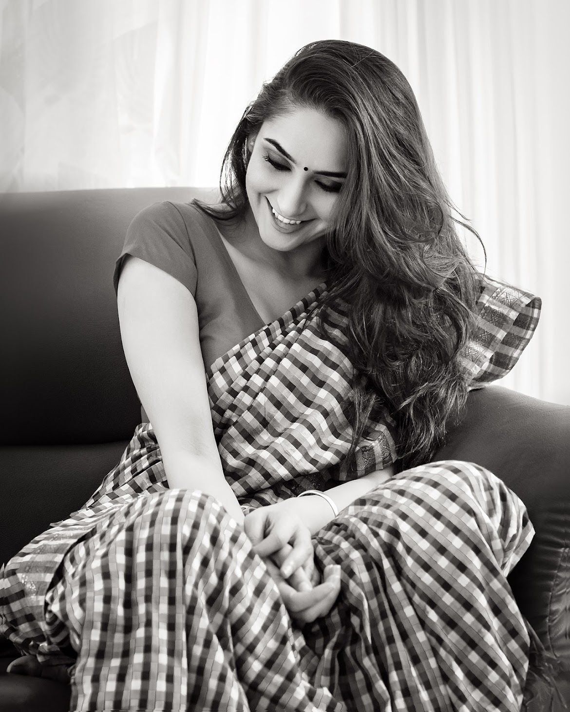 Ragini Dwivedi Looks Beautiful In Saree Latest Photoshoot