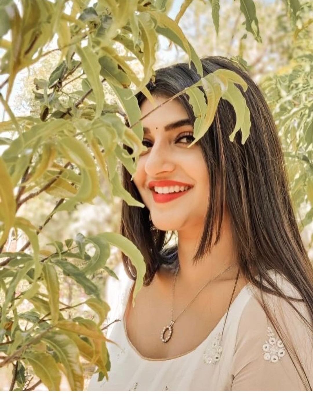 Sree Leela : కవ్విస్తున్న తెలుగమ్మాయి.. హాట్ టాపిక్ గా మారుతున్న శ్రీ లీల గ్లామరస్ ఫోటోలు..